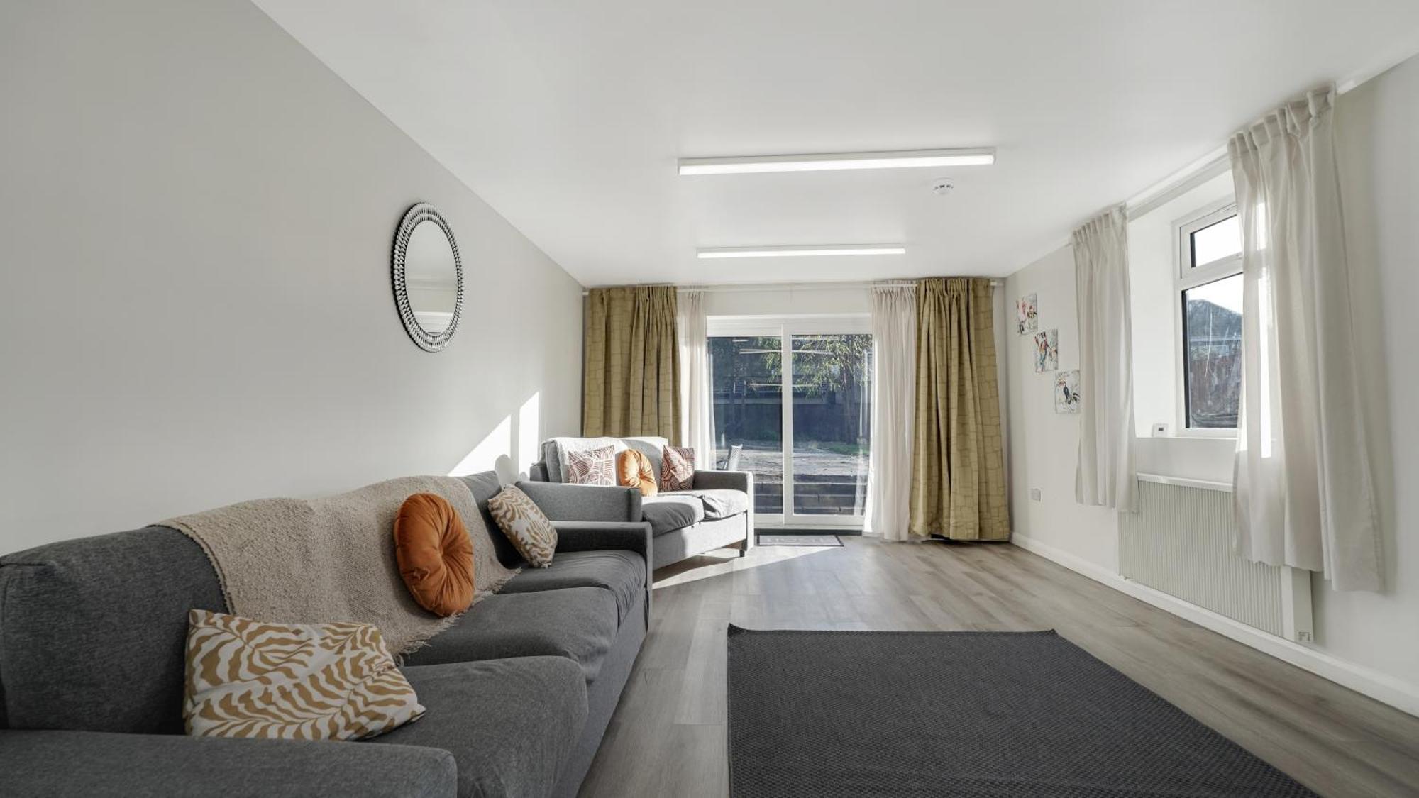 Place To Stay In Longbridge Barking  Bagian luar foto